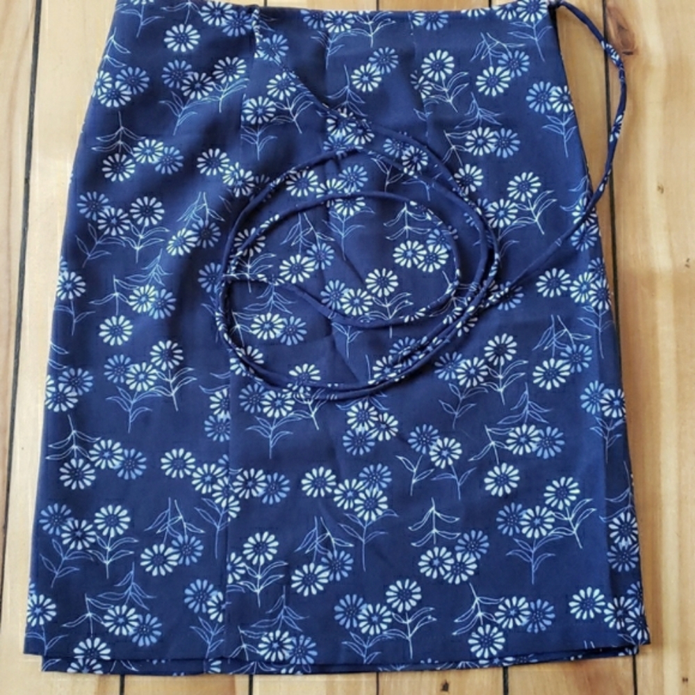 Short wrap skirt